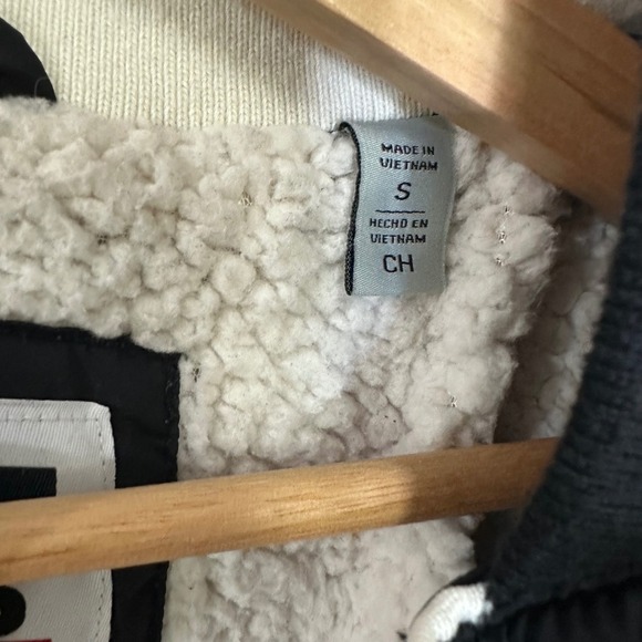 Levi's‎ Women's Black Quilted Bomber Jacket Sherpa Lined Snap Front Size Small - Picture 3 of 14